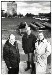 401850 Afbeelding van (v.l.n.r.) werkvoorbereider E. Nuis, opzichter W. Pauw en projectleider A. van der Bend tijdens ...